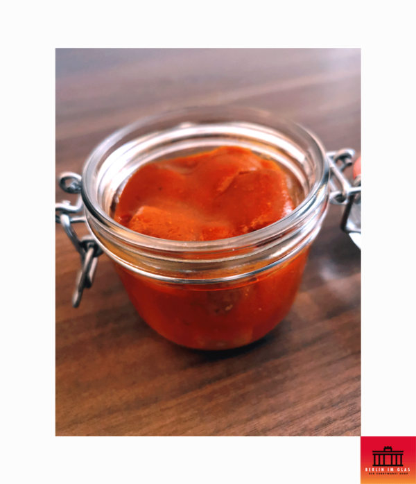 Vegane Currywurst auf dem Tisch