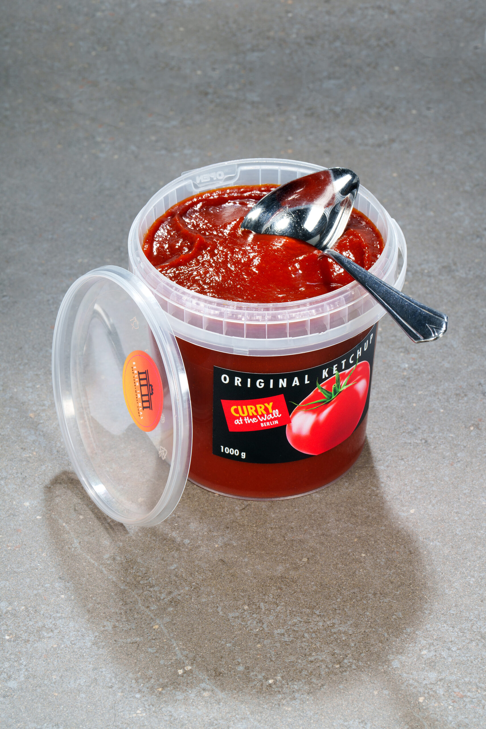 großer Ketchup mit Löffel